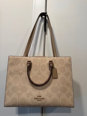 Coach Signature Maggie Tote in Sand/Tan